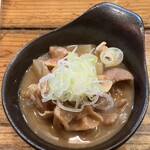 大衆串揚酒場 足立屋 - もつ煮込み (350円) 通常オーダー時