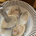 大衆串揚酒場 足立屋 - 活はまぐり 2ヶ (150円)