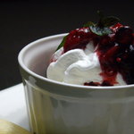 居酒屋YOSAKU - バニラアイスのベリーソースがけ