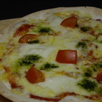 居酒屋YOSAKU - トマトとモッツァレラのピザ