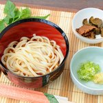 まんさい市場 - ぶっかけうどん（おむすび付）　550円　こんにゃく練りこみ麺使用