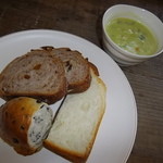 タミチカ - 自家製パン盛り合わせとスープ