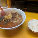 熊ぼっこ - 辛味噌ラーメン（3辛）900円　＆　ランチのサービスライス