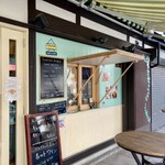 アレンテジャーナ - お店の外観。小窓から注文する