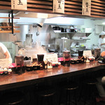 Hakata Issou - 記憶によると、店内はカウンター席のみです。活気のある厨房を向くカウンター席。
      
