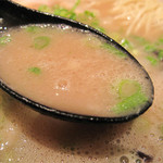 博多一双 - どろりん泡立つ濃厚豚骨スープ。
            濃いんだけど、丁寧に作られてるので、無骨な感じではありません。
            
