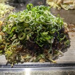 三八松浦 - 料理写真:肉玉うどんシングル  ネギトッビング