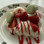 六花亭 鶴見橋店 - ストロベリーパフェ