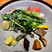 薪焼 銀座おのでら - 味付けがそれぞれに異なるサラダ