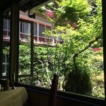 万平ホテル メインダイニングルーム - 窓ぎわから見える中庭