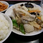 徳勝楼 - 本日ランチ（イカと豚肉の野菜炒め　780円）