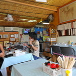 万福 - ガレージを改造した店内