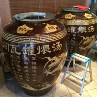 金香楼 - 大きな甕が2つ