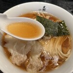 支那ソバ 小むろ - ふわっと身体に染み渡る絶品スープ