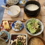 おともトごはん おかもト食堂 - 日替わり定食  土鍋ご飯と選べるメイン