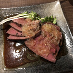 肉山 - 1．低温調理した和牛のハツ刺し（グレープフルーツ醤油がけ）