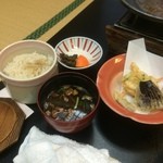 湯守田中屋 - 夕食のごはんは生姜ごはん、味噌汁と天ぷらはなすの磯辺揚げ