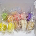 おだふじ - マカロン　1つ　136円です（2014/1）　（＾＾ｂ　知りうる限り最安値かもです　（＾＾ｂ