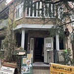 白髭のシュークリーム工房 - ジブリ感のある洋館