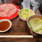 焼肉・ホルモンバル　Bovin - お味噌汁とサラダ、タレはピリ辛で美味しい