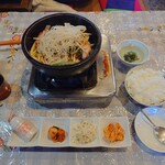 韓国食彩オモニ - 料理写真:このおっさんは肉が食べたいので
また

●1人プルコギ　スープ　ライス付き　990円

●ご飯大盛り　＋100円

（全て税込）を注文してみた

■メニュー表記は『税別』となるらしい