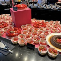 インプレイス 3-3 ヒルトン名古屋 - フレッシュストロベリー、ストロベリーリング、チョコレートプリン with いちご