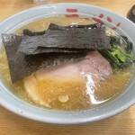 家系ラーメン 近藤家 - 着丼時は海苔が覆い被さっているスタイル