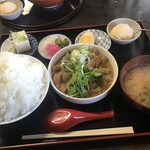 一本杉 - もつ煮定食ライス大盛り（800円）