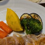 キッチン ブルー グローブ - 備え付け野菜、ポテサラのアップ