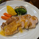 キッチン ブルー グローブ - 鶏もも肉コンフィのアップ
