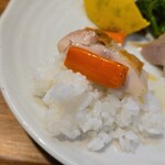 キッチン ブルー グローブ - コンフィと人参を添えて