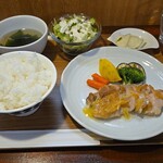 キッチン ブルー グローブ - 鶏もも肉コンフィ　レモンピールと白ワインのソース