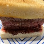 29LABO - 口に入らないので、上から押さえて肉汁を出す！