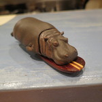 Ata - サーフボードに乗ったカバ（笑）