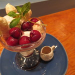 Ata - アメリカン・チェリー・サングリアのパフェ、チェリー・ブランデーとフランボワーズのソースで2