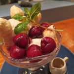 Ata - アメリカン・チェリー・サングリアのパフェ、チェリー・ブランデーとフランボワーズのソースで1