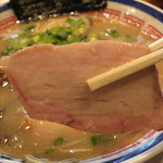 田中商店 - 身質のしっかりしたチャーシューが3枚。
      
      肩でしょうか、歯応えがしっかりしてて燻製風味。
      