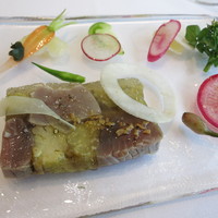 プレヴナンス - オードブル　土佐初鰹とそのコンソメ　焼き茄子のテリーヌ　千葉県浅野ファームの野菜　辛味大根　花クレソン　日向夏