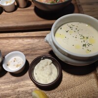 梅田 ワーフ - 左からタルタル、ディップ2種、クラムチャウダー