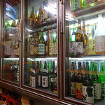 さわらや - 冷蔵ショーケース内には一升瓶が沢山