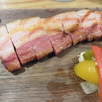 自家製ソーセージ＆麦酒 SARU BACON - 炙りベーコン