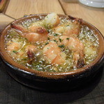 自家製ソーセージ＆麦酒 SARU BACON - 海老のアフィージョ