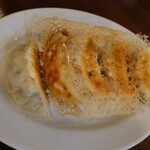 大塚餃子軒 - 餃子は羽根つき