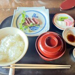 282474188 - 強肴　鹿児島産黒毛和牛、とても美味しい。白飯は普通でした。茶碗にアナが空いています。