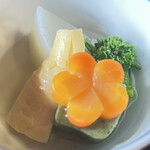 国登録文化財 二木屋 - 煮物、ヨモギ麩は初めて食べました。丁寧な飾り包丁