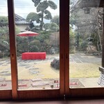 282474244 - 食事の部屋からの庭の眺め