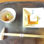 国登録文化財 二木屋 - 箸付（右）養老豆腐とラディッシュ美味汁、小鉢（左）牛肉と牛蒡のきんぴら　木の芽