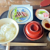 国登録文化財 二木屋 - 強肴　鹿児島産黒毛和牛、とても美味しい。白飯は普通でした。茶碗にアナが空いています。