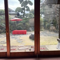 国登録文化財 二木屋 - 食事の部屋からの庭の眺め
