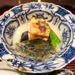 季節のおまかせコース(12000円)・先付_カリフラワー摺り流し仕立て 海老 甘鯛のしんじょう じゅんさい 千両茄子